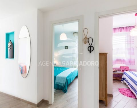 In vendita a Lignano Pineta Elegante e luminoso Appartamento con due camere, due bagni e stanza armadio