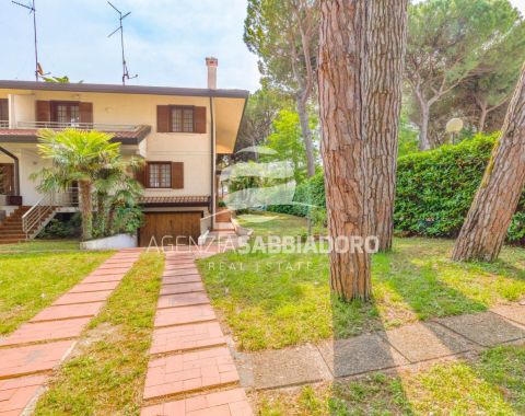 In vendita a Lignano Riviera Signorile Villa bifamiliare con ampio giardino
