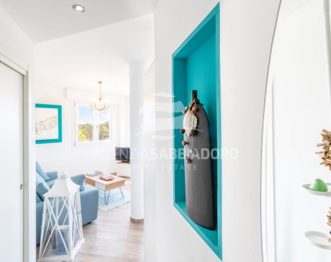 In vendita a Lignano Pineta Elegante e luminoso Appartamento con due camere, due bagni e stanza armadio