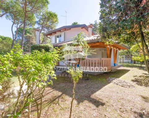 In vendita a Lignano Pineta Villa del carattere marcato