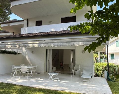 Villa a schiera di testa con giardino privato e garage a 200 m dal mare – Lignano Pineta