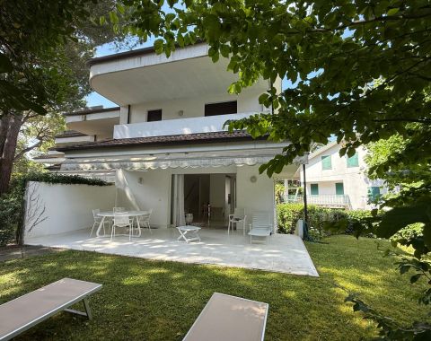 Villa a schiera di testa con giardino privato e garage a 200 m dal mare – Lignano Pineta