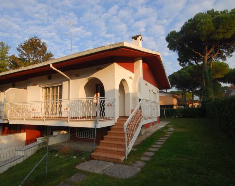 Porzione di villa bifamiliare sita a Lignano Riviera