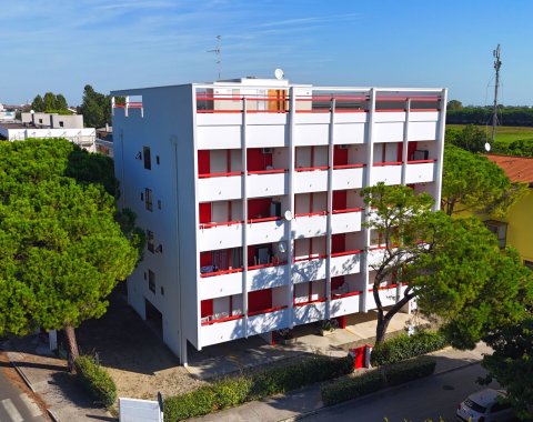 Two-room-apartment in a building with pool Bibione