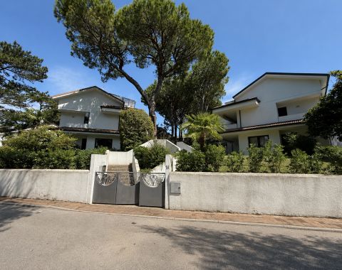 Villa a schiera di testa con giardino privato e garage a 200 m dal mare – Lignano Pineta