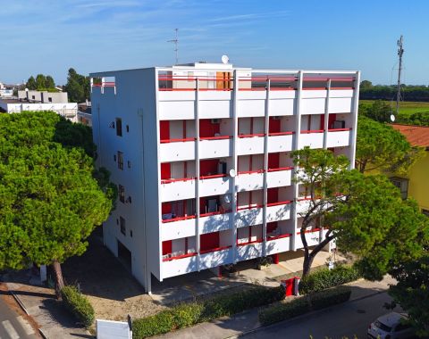 Two-room-apartment in a building with pool Bibione