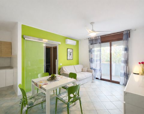 Appartamento ristrutturato vicino al mare con terrazzo e posto auto