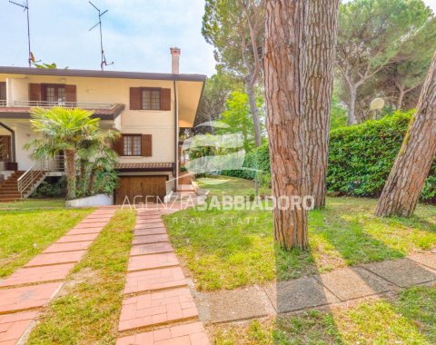 In vendita a Lignano Riviera Signorile Villa bifamiliare con ampio giardino