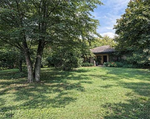 Detached villa with guesthouse surrounded by greenery, just minutes from the sea