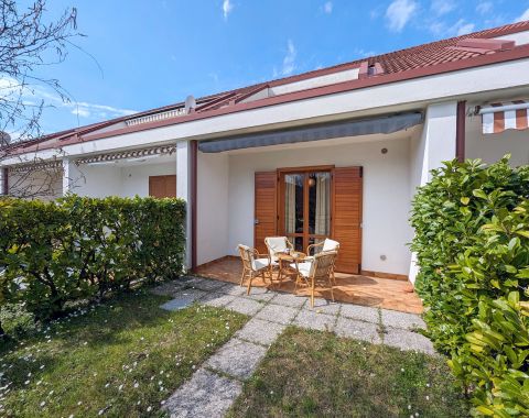 Three-room-row-house in village with pool Bibione