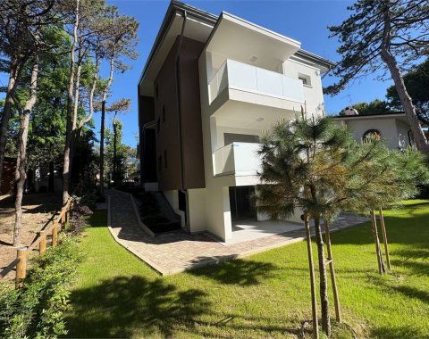 New 3-bedroom apartment in Lignano, 200 metres from the sea