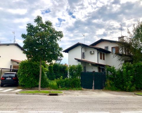 RES. LA QUERCIA VILLETTA A SCHIERA CON PISCINA